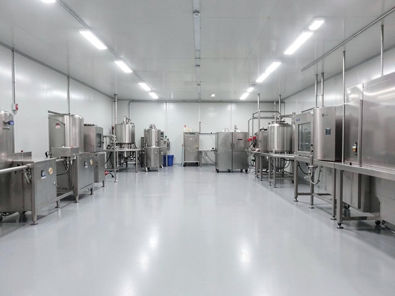 Ảnh minh họa khu chế biến với sàn liền mạch và thiết bị inox